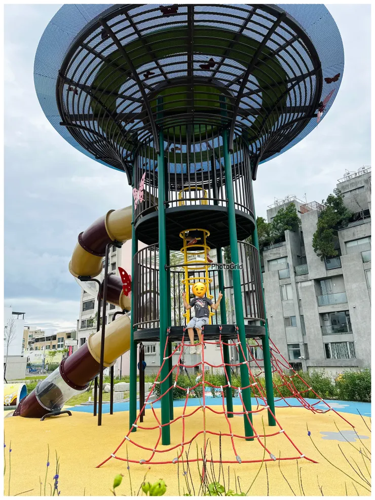 看起來很亮眼的高塔，只有攀爬路徑可上去。