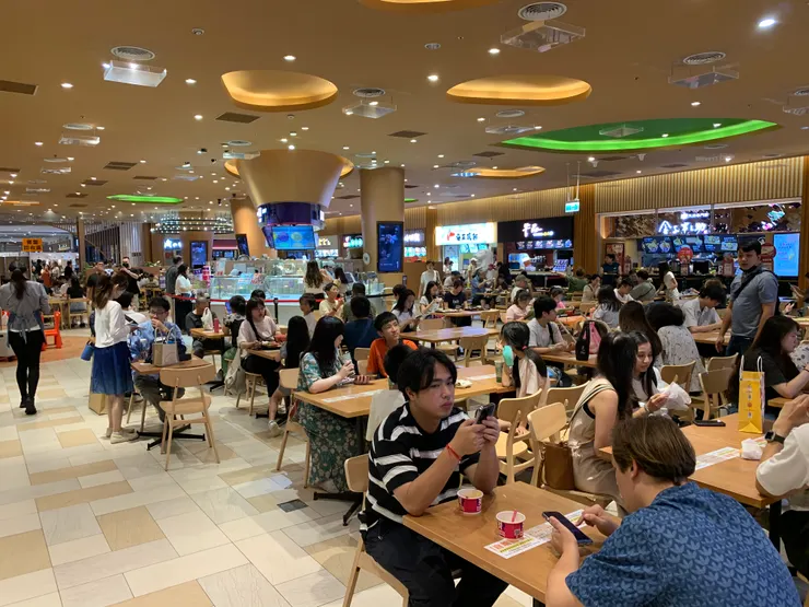 到處都是人欸！