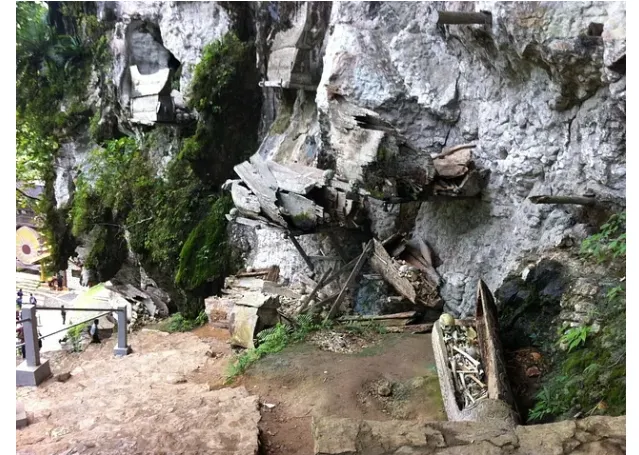 放在懸崖峭壁間的鑿壁石製墓穴