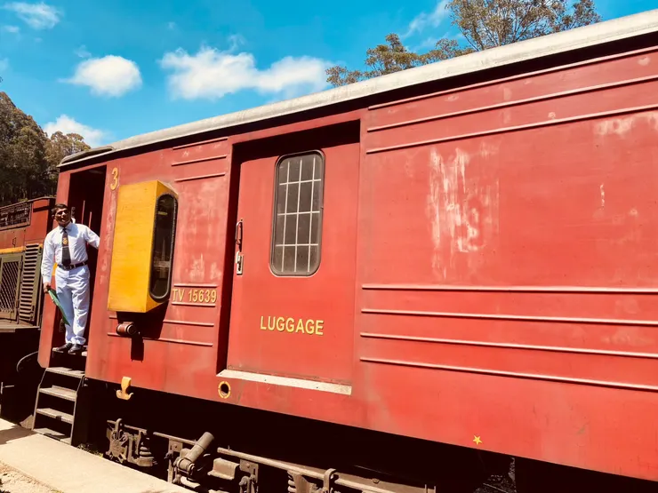 準備接收路牌的列車長