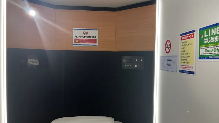 床頭這個寬度，其實也算滿大了。