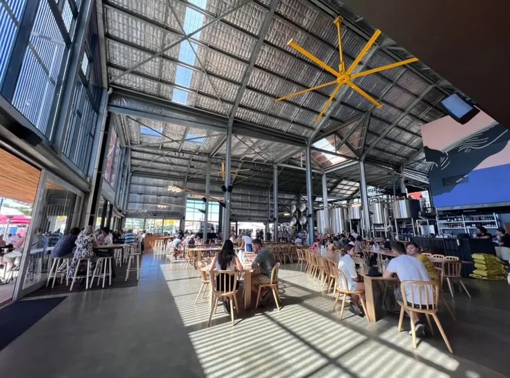 空間寬敞明亮的用餐區