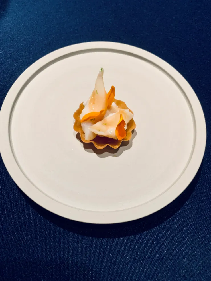 香蕉配萊姆和石垣貝(白鳥貝)，清爽好吃的finger food