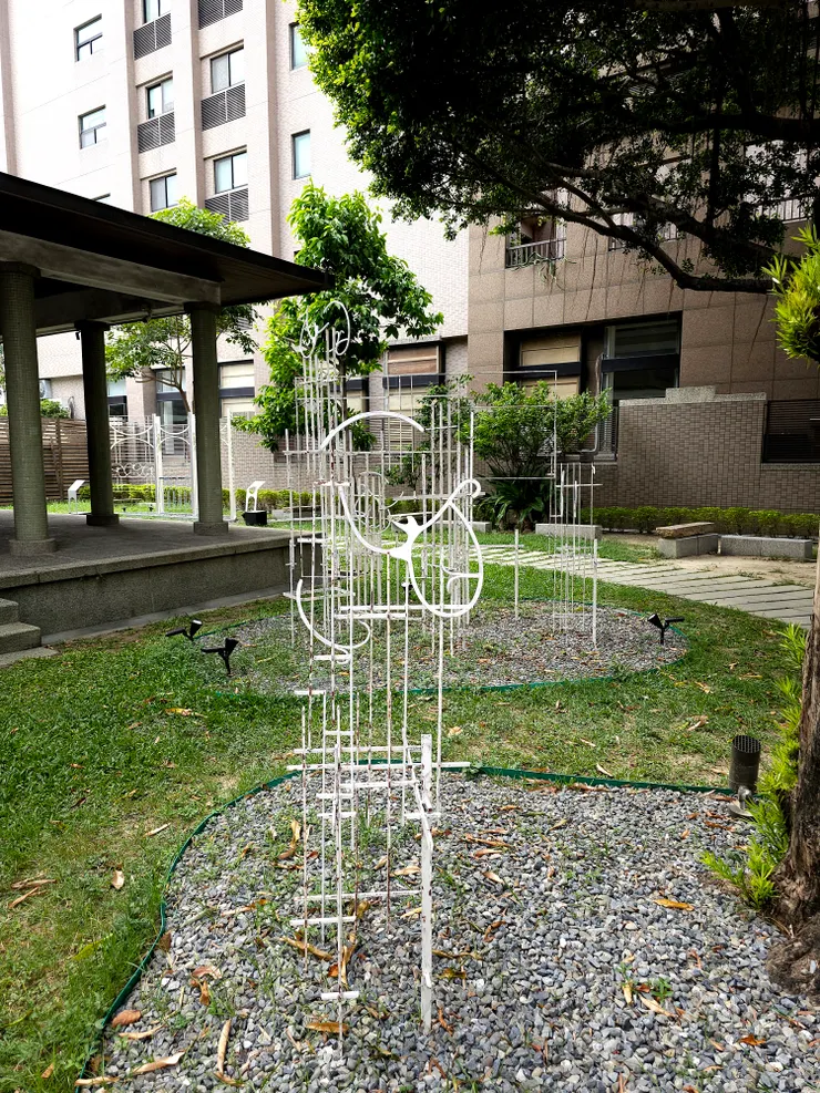 〈躍出光影的芭蕾舞女孩〉將王秀蓮建築鐵件解構再造。作品必須透過不同角度的視線移動觀察，展現跳舞般的動態效果。