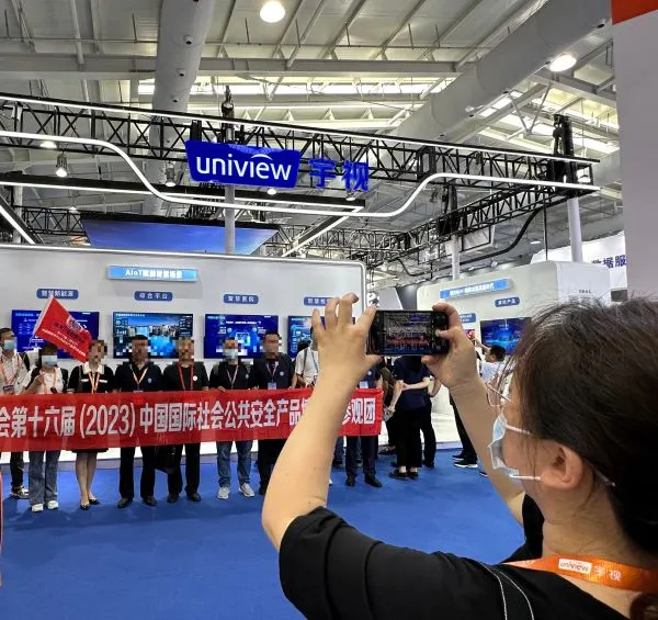 實力堅強的參訪團, 拉紅布拍照這種值得紀念的一刻是必需的