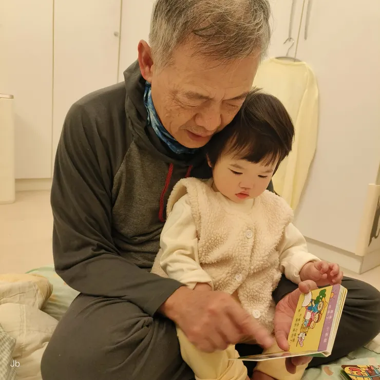 【小傢伙作息正常好帶出乎意料！其實是90%正常啦，2/25半夜2點多，不知怎麼突然醒來，並一副就當做是6點要起床的樣子，拿書要爺爺講故事，鬧了一小時，奶奶受不了押著關燈，哭叫兩聲也就睡了。】