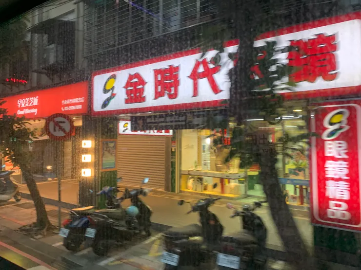 窗外街景變幻。