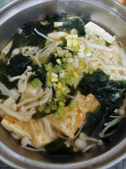 豆腐鍋：板豆腐、金針菇、美白菇、海帶芽、蔥花