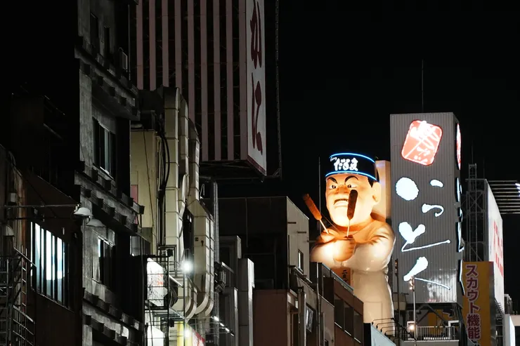 元祖炸串達摩的兇老闆在上面