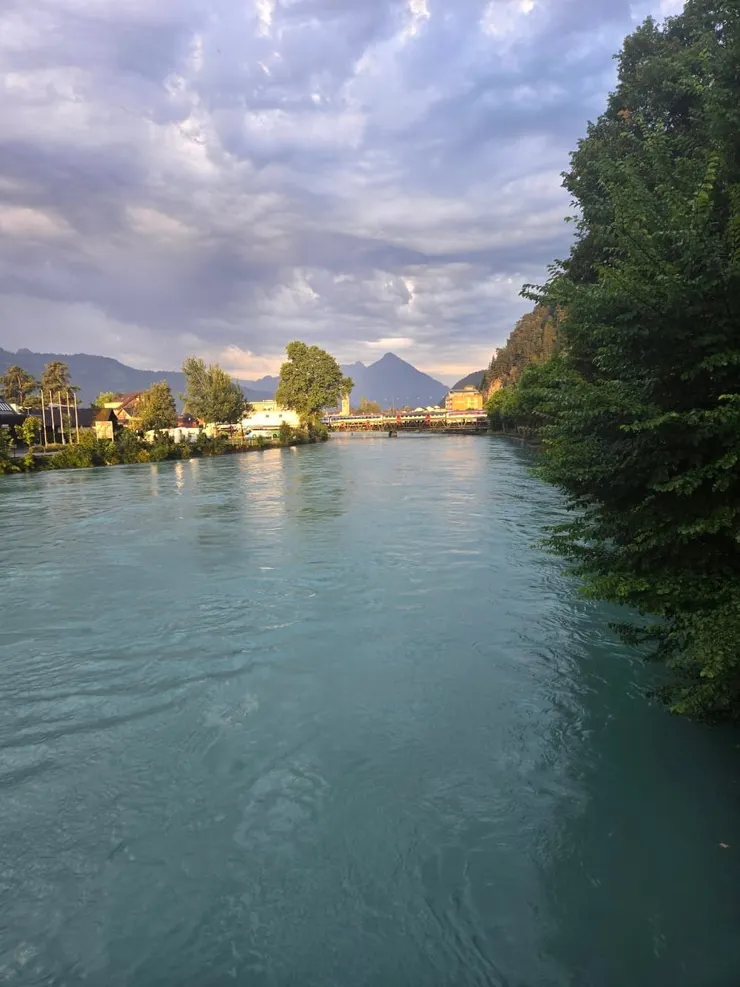 透著晨光依山傍水美麗城鎮