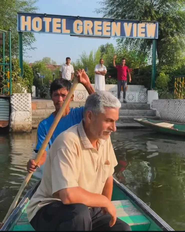 每天載我們往返旅館的船夫和小船