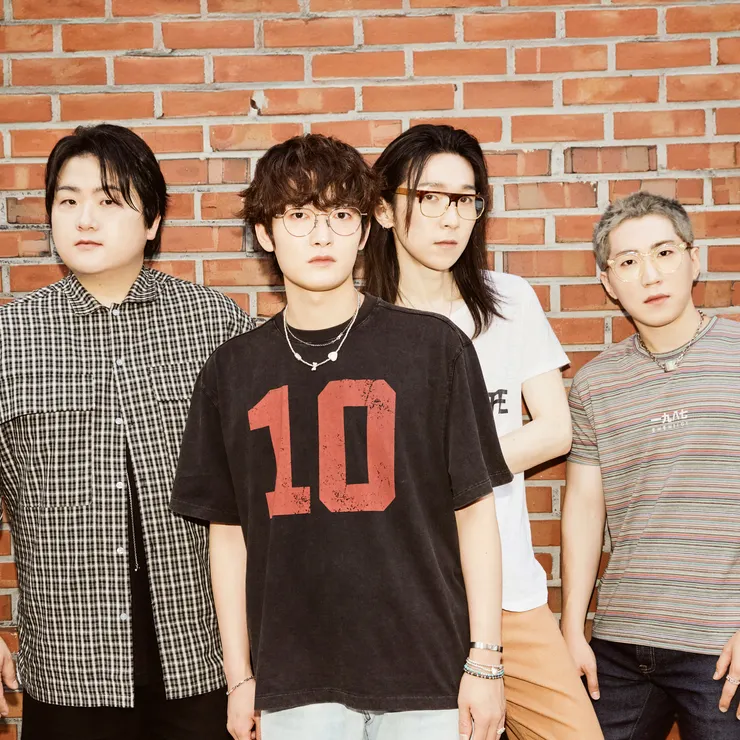 韓國搖滾樂團 Nerd Connection,由左至右為鼓手辛練泰、主唱徐永周、吉他手崔承元,及貝斯手朴宰賢 。