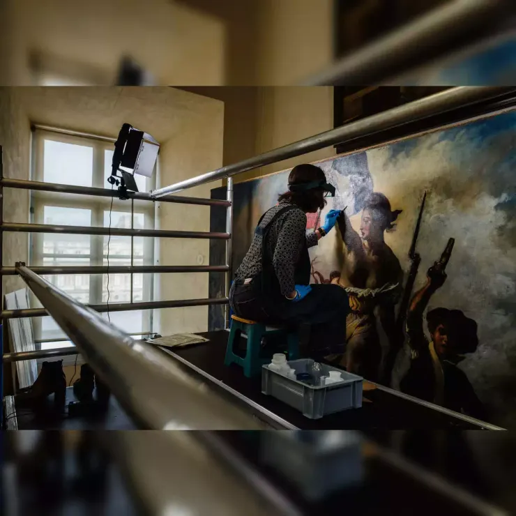 正在進行清潔的《自由引導人民》（圖片來源：Dimitar Dilkoff/AFP & Economic Times）