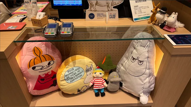 櫃檯下方還有嚕嚕米的抱枕,店員說這個是活動用品,不送也不賣QQ