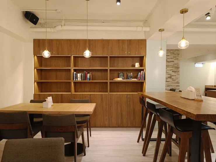 同樣是白色牆面與木質色系的搭配