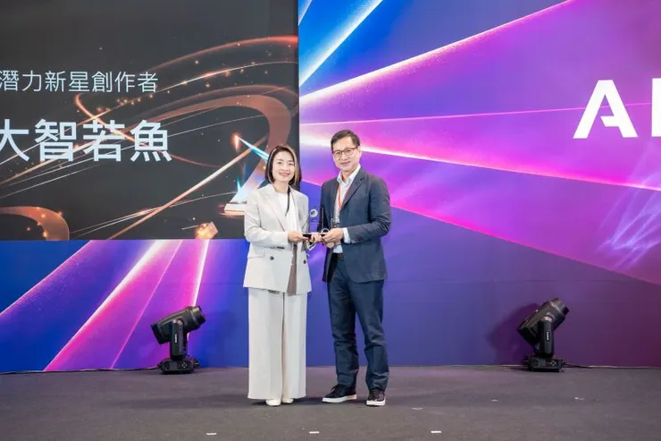 ▲首屆創作者影響力大賞經半年評選後揭曉榜單，中原大學教授胡筱薇以IC之音Podcast節目《大智若魚》獲頒年度風雲創作者。