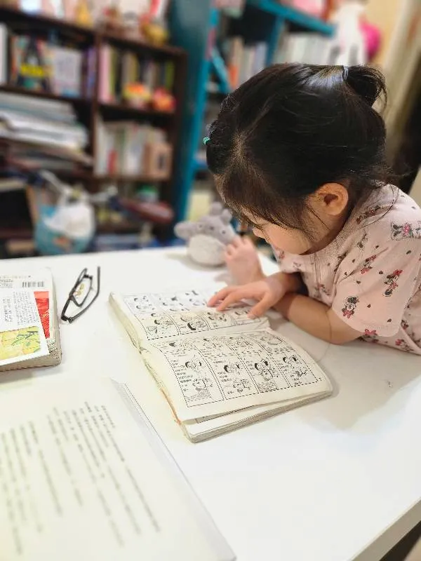 我練字，她看書，這是我們最安靜也最親密的時刻。