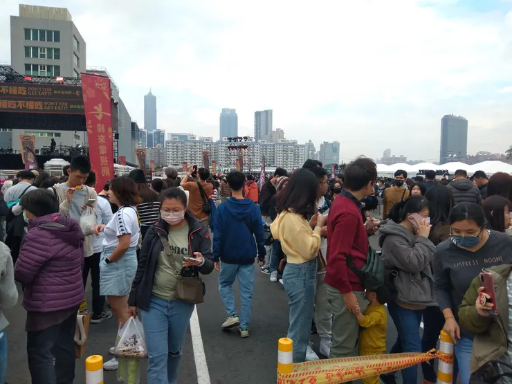 現場。 人滿滿。排隊長龍。不誇張，真的排得很長。