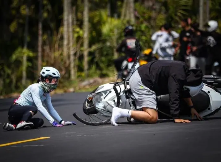 希望女騎士早日康復。照片來源：翻攝自重機車友 ❘ 各區路況天氣、資訊分享中心臉書