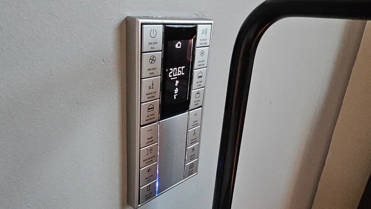 房間的燈光都是要從這個面板控制!