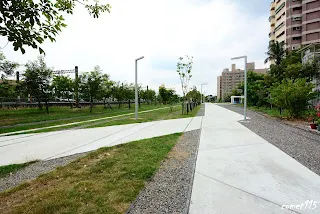 遠處可見糖鐵新營站(往糖廠方向拍攝)