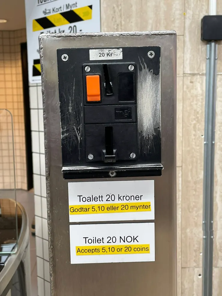 奧斯陸中央車站的廁所,如萍:「好貴呢,要20塊」(誤)