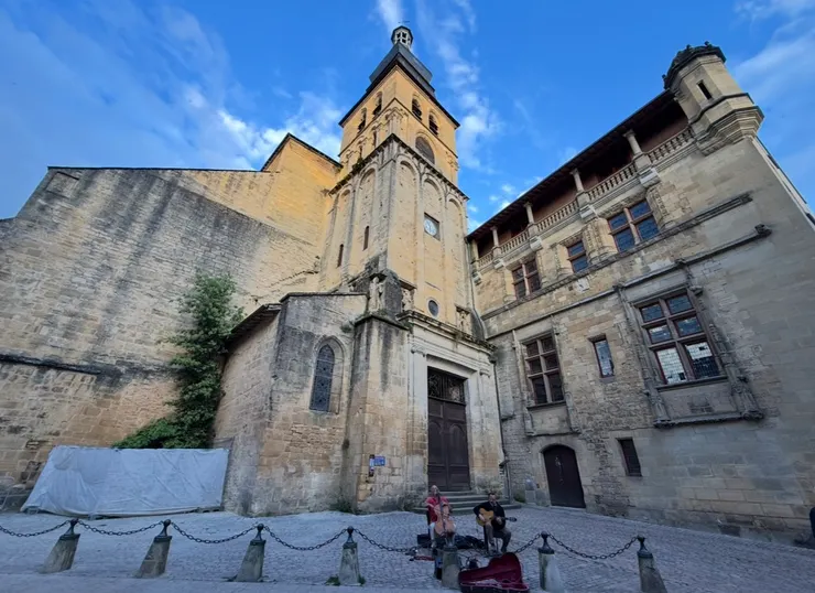 教堂前，街頭藝人