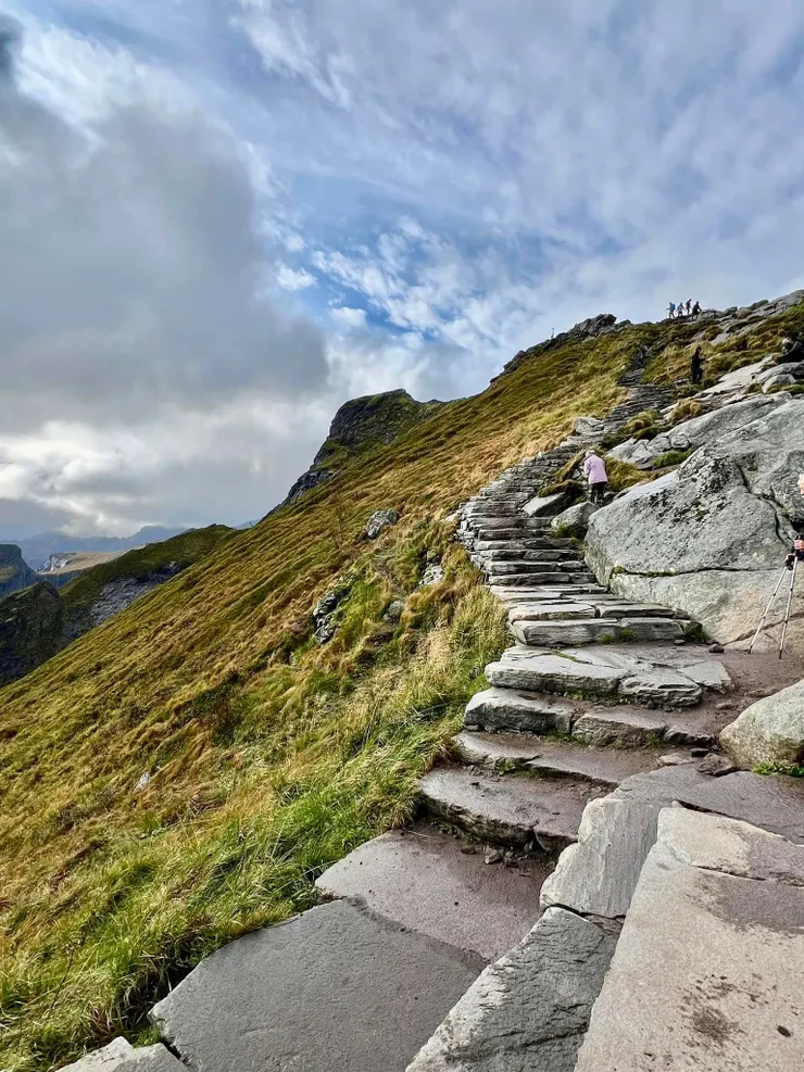 加油！快到山頂了。