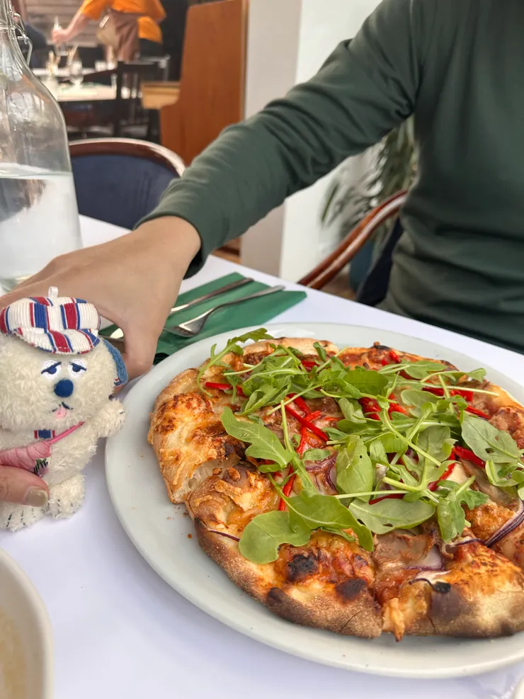 理工男不愛披薩但點了羊肉披薩，應該是想吃遍所有羊肉製品。