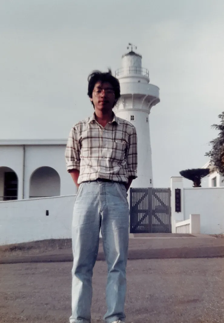 四十年前，我站在國境之南，望向即將啟航的留學路，心中百感交集。離鄉的情緒悄然湧起。女友與燈塔相伴在側，在我遠行之前，不只照亮前方的方向，也為我指引一條回家的路。