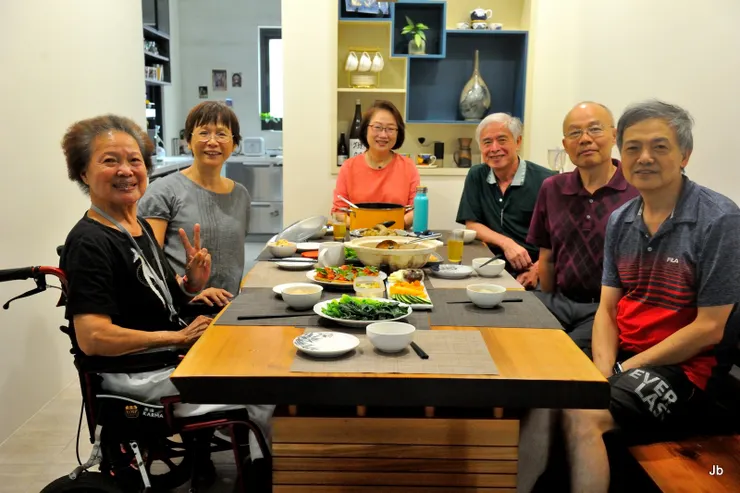 啟栢伉儷、阿海來探望老媽、看看「新居」，午餐前來張合照。