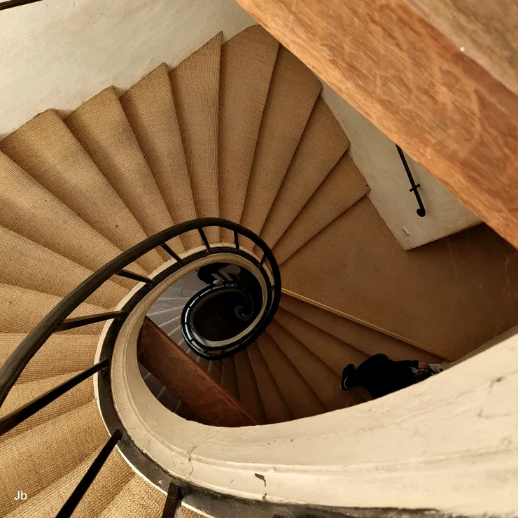 【經由螺旋樓梯登上城堡塔頂】