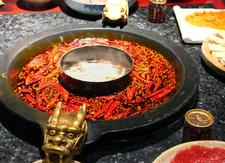 許多人都知道，目前在台灣吃到的麻辣火鍋，跟四川在地的麻辣火鍋是不太一樣的，更油、更辣、湯不能喝、沾醬是麻油與干碟，但這不妨礙台灣人理解並喜歡「川味」麻辣火鍋。圖片是成都的蜀大俠麻辣火鍋
