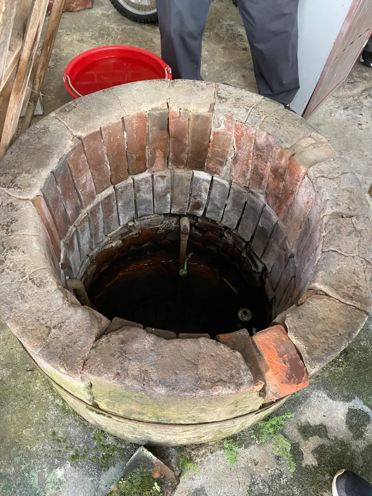 掀開蓋子，哇，鼓井內竟然還有水呢。