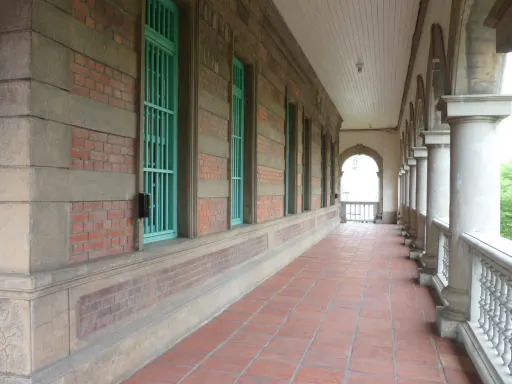 2樓左側迴廊,紅磚砌牆對應地面大紅磚