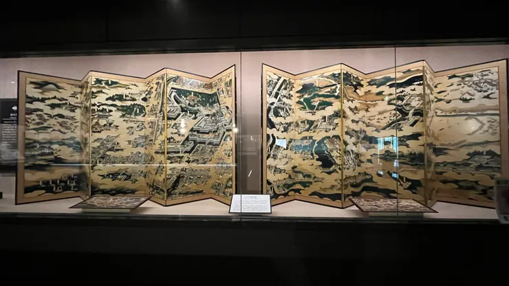 從屏風可以略知一二。