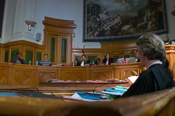 中後段的法庭戲是一大量點，運用大量對白接露了關係的破碎。