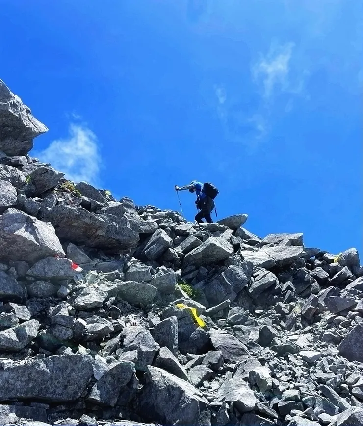 剩下200公尺的碎石坡，每一步都此忑不安，飲水不足，怕有人暑