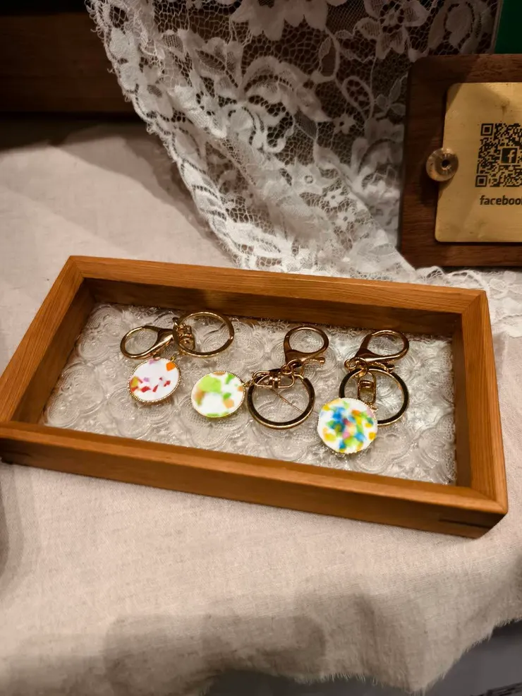 第二次閃耀（Second Shine）。廢棄瓶蓋經過熱塑與重組，褪去了垃圾的標籤，變成了獨一無二的寶石。