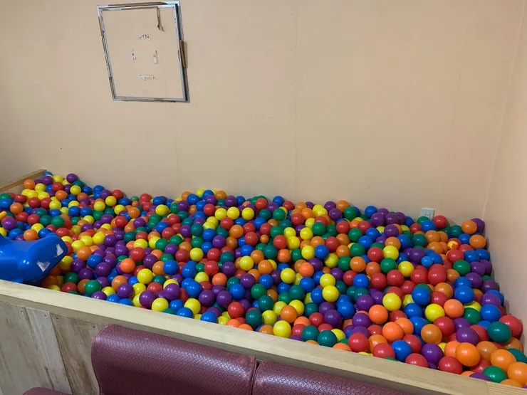 旅館有一個遊戲室,有一個超大的球池,小孩可以在裡面游泳,兒子跟女兒竟然在裡面玩了一個多小時。