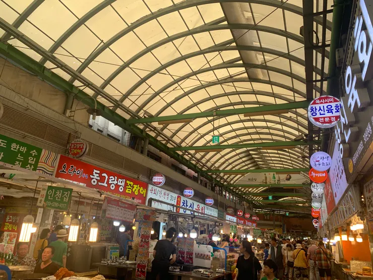 熱鬧的廣藏市場，有些老闆會用簡單的中文，跟你打招呼。