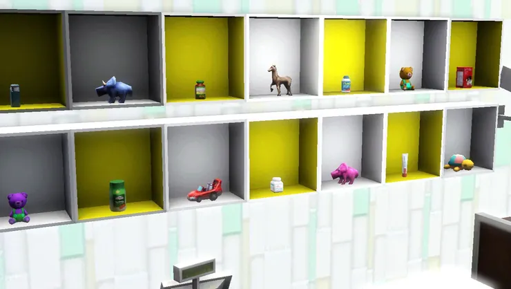 這個架子放了藥品，和用積分換的模型玩具。不是很流行集分數印花換禮品嗎？