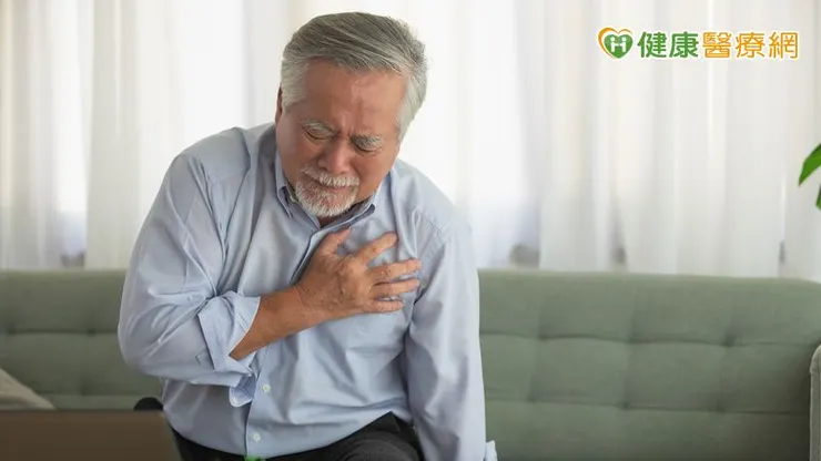 林謂文醫師說明，心臟衰竭常見症狀為「累、喘、腫」，而急性心臟衰竭時則會合併嚴重的胸悶、胸痛、呼吸困難、心悸和頭暈等情況，出現這些症狀時，應盡快就醫治療。