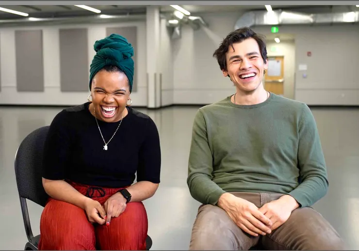 飾演羅密歐與茱麗葉的兩位演員接受專訪照片 取自奧勒岡州莎士比亞戲劇節官網