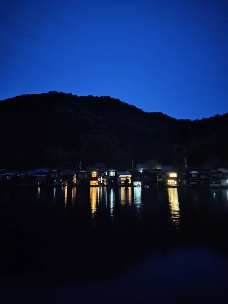 港邊的舟屋倒影