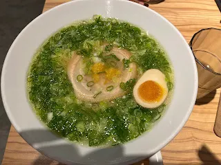 其實柚子醬的味道在一開始並不會特別突出,但在吃了家人所點的濃熟白湯口味的拉麵後,再回來喝自己的湯,才會發現柚子醬的味道,在鹽味的湯頭裡,可以喝出淡淡的柚子香。這倒是一件有趣的事,一開始喝不出來,去喝了別的湯之後,卻可以感受出來。