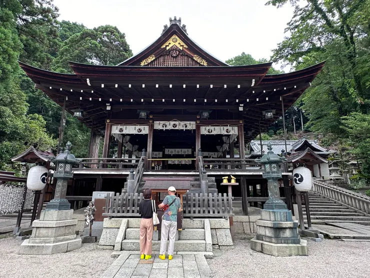 很有愛的日牟禮八幡宮，很多當地人都會來拜。照片中是路人甲，不是我和大人。