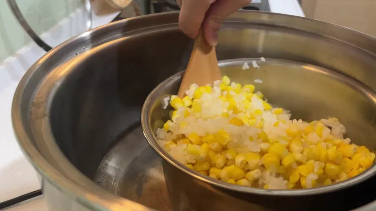 先在完成的炊飯上用飯匙劃一個十字再慢慢拌勻