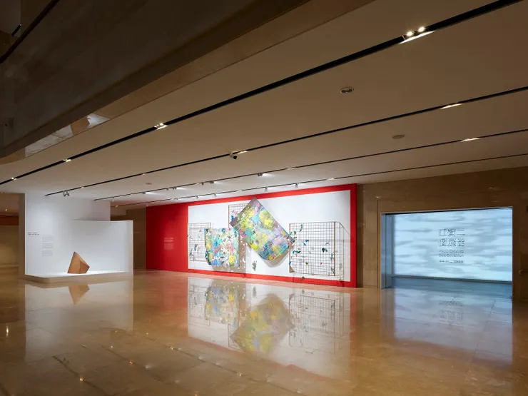 現居臺東金樽的江賢二，以《金樽／詩情畫意》油彩、複合媒材，2020及《13.5坪（局部）》鋼，2007迎賓。（圖片來源：https://www.shoppingdesign.com.tw/post/view/9732?）