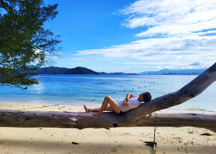 ▲放鬆連日山行緊繃的心情，享用南島特有的渡假風